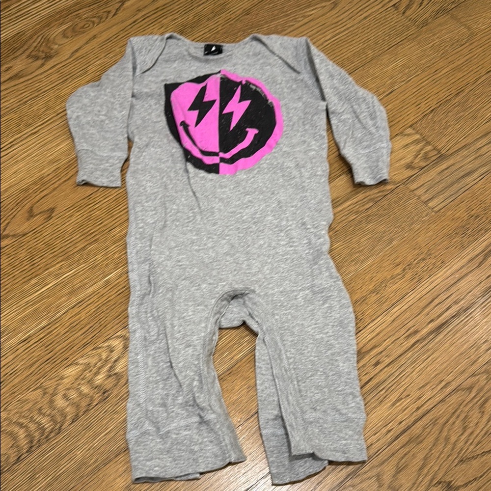 Pixielane 12-18 mo gray Pink Kids smiley lightening bolt One Piece new w/o tags